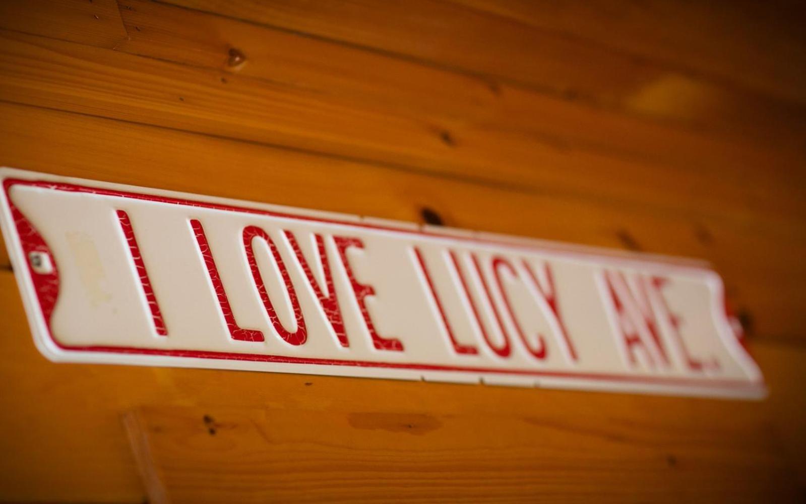 Hugs N Kisses Pool Table Hot Tub Pool Table Community Pool Close To Downtown Gatlinburg Zewnętrze zdjęcie